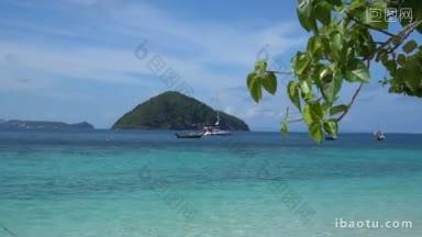 从海滩上美丽的热带岛屿和大海与船景观泰国